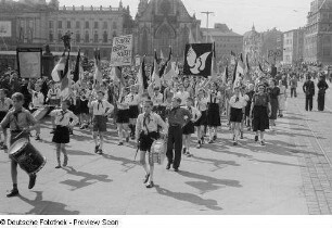 Demonstrationszug - Pioniere, Fanfarenbläser, Trommler