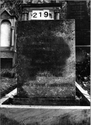 Grabstein 219 (Index: 100091873) Material: Stele:Granit?/Grabeinfassung:Marmor Zustand: gut Maße HxBxT: 82x55x12 cm Beschreibung: aufgesockelte rechteckige Stele, Grabeinfassung Besonderheit: deutscher Spruch: Grabstein 219