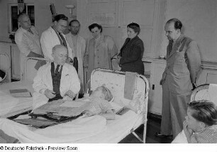 Gespräch am Krankenbett eines Jungen