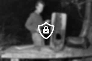 [Name maskiert] geboren 1936: Einwohner von Jersbek-Timmerhorn: ab 1964 Studienrat, 1971-1988 Studiendirektor an Gymnasium Oberalster (Hamburg-Sasel), stellvertretender Bürgermeister 1974-1978 von Timmerhorn und 1978-2008 von Jersbek, seit 1986 Mitglied, seit 2001 Vorsitzender des Schleswig-Holsteinischen Heimatbundes SHHB in Stormarn: Aufnahme an Schleuse Ehlersberg in Tangstedt, mit Fotoapparat, bei alten Schleusenresten: 12. [Name maskiert]