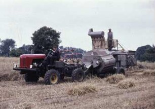 Allradschlepper RTA 60 mit Anhängemähdrescher Claas Super