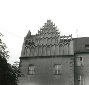 Trebsen. Schloss Trebsen. 1522/1524. Eingangsseite. Linker Seitenrisalit (Teilansicht) mit Giebel