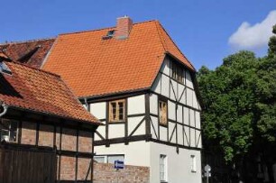 Quedlinburg - Saniertes Fachwerkhaus : Saniertes historisches Fachwerkhaus in der Kaiserstraße. Aufgenommen in Quedlinburg am 17. Juli 2012