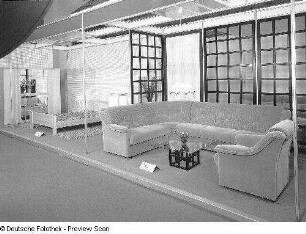 Sitzgruppe (Modell 793) : Raumaufnahme mit Ausstellungskojen des VEB Polstermöbelkombinat Oelsa-Rabenau. Ansicht mit Sitzgruppe (Modell 793)