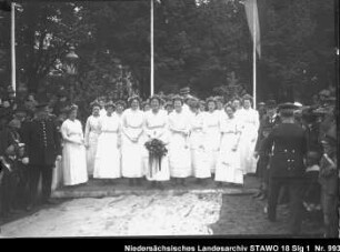 Einzug des Herzogs Ernst August zu Braunschweig-Lüneburg in Wolfenbüttel (älterer Positivabzug vorhanden) Enthält: Hell gekleidete Frauen mit Blumen im Haar (Ehrenjungfrauen), Zuschauer
