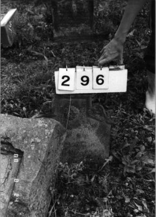 Grabstein 296 (Index: 100095723) Maße HxBxT: 45x44x10 cm Besonderheit: Kindergrab: Grabstein 296