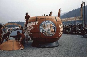 Freiburg: Messplatz; Aufbau einer Kunststoffkugel