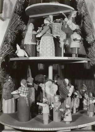 Weihnachtspyramide : Weihnachtspyramide. Holz, gedrechselt, geschnitzt, gefaßt (vor 1959; B. Grossmann-Lauterbach). Teilansicht. Ausstellung "Krippenschau", 1959.12 in der Kreuzkirche in Dresden