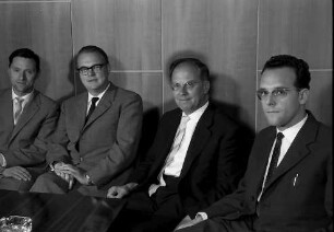 Freiburg: Rektorat der Universität, vier neue Professoren 1960-61, von links nach rechts, Prof. Hassenstein, Zoologe; Kalkoff, Dermatologe; Hahn; Mohr, Botanik