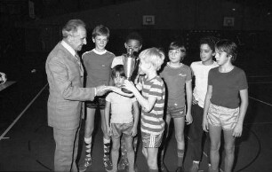 Fußballturnier zwischen städtischen Schülerhorten und Kinderheimen um den "Philipp-Blänkle-Wanderpokal" in der Rheinstrandhalle in Daxlanden