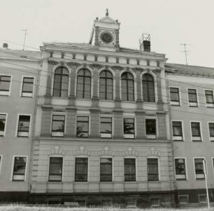 Glauchau, Lehngrundschule, Mittelrisalit mit Turmuhr