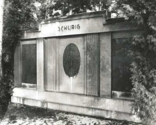 Wandgrabmal der Familie Schurig : Wandgrabmal der Familie Schurig. Sandstein, Metallplatten (ab 1901). Dresden-Neustadt, Albertstadt, Nordfriedhof (Garnisonsfriedhof)