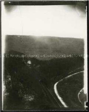 Hügellandschaft mit Bahngleisen