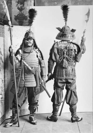 Rollenkostüme wohl für Samuraidarsteller, entstanden an der Kunstgewerbeschule Dresden unter Leitung von E. Antonio Donadini. 1886