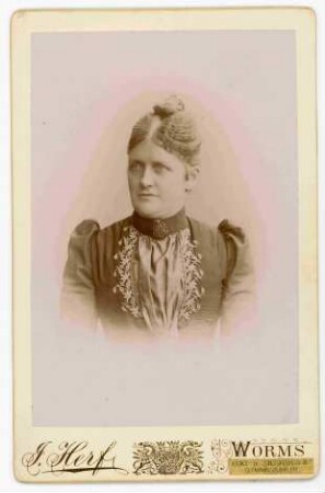 Portraitaufnahme von Frau Charlotte Schöller-Meyer