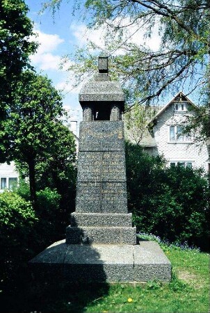 Nahaufnahme des Kriegerdenkmals; Namen von Gefallenen des 1. Weltkriegs