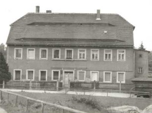 Dippoldiswalde, Gerberplatz 2. Wohnhaus mit Einfriedung. Straßenfront