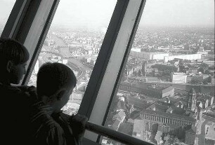Berlin: Ost; Blick vom Fernsehturm; mit Person im Vordergrund