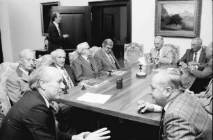 Freiburg: Regierungspräsidium; Regierungspräsident Nothhelfer, Weinbausachverständige, Gruppen