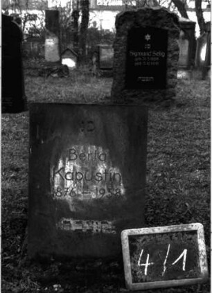 Grabstein 90 (Index: 99804722) Material: Sandstein Zustand: leicht verwittert Maße HxBxT: 66x42x24 cm Beschreibung: rechteckige Stele, Sockel, flacher Abschluß: Grabstein 4/1