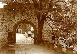 Grund, Peter; Ernsthofen, Modautal; Schloss Ernsthofen - Schlossmauer mit Torbogen (Außenansicht)