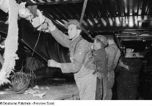 Arbeiter beim Abdichten von Rohren an einem Waggon