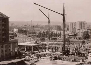 Dresden. Blick von den Häusern der Schloßstraße über den Bauplatz für Haus der Gastronomie am Postplatz und den Postplatz zur Freiberger Straße : Technikgeschichte | Grundlagen der Technik, Wissenschaft und Kultur | Geräte, Werkzeuge | Hebe- und Transportmittel | Krane | Auslegerkrane