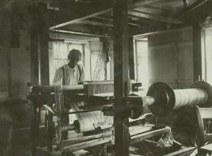 Kleinschönau, Webstuhl : Kleinschönau (seit 1945 Sieniawka/Polen). Weber an einem Webstuhl (Gustav Kluttig, Hainewalde), wohl in der Blockstube seines Wohnhauses