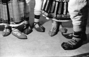 Bukarest: Turnhalle der Deutschen Schule, Beine in Tracht