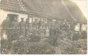 Matrosen und Bewohner vor einem Bauernhaus