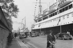 Reisefotos Dänemark. Kopenhagen. Hafen. Automobile am Kai neben dem Passagierschiff "Monte Rosa"