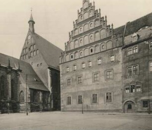 Freiberg (Sachsen), Untermarkt, Blick auf den Domherrenhof, heute Stadt- und Bergbaumuseum, und den Dom St. Marien