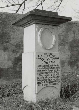 Grabmal für den Gutsbesitzer Johann Christian Caspari und seine Frau
