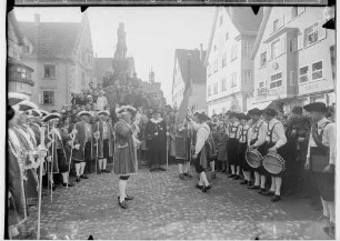Fasnacht Sigmaringen 1936; Fahnenübergabe vor dem Rathausbrunnen
