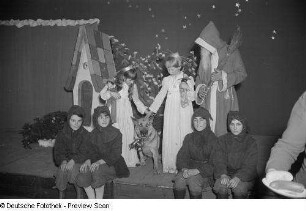 Blick auf die Bühne mit Weihnachtsmann, Zwergen und Sternenkindern