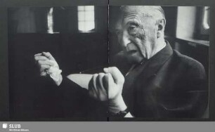 Adenauer im Gespräch, mit geballten Händen