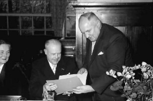Freiburg: Jägerhäusle; Minister Leibfried überreicht das Bundesverdienstkreuz I. Klasse; steckt es an
