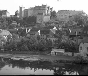 Bautzen. Stadtteilansicht. Blick von der Papierfabrik über die Spree nach Süden gegen die Ortenburg (um 1000)