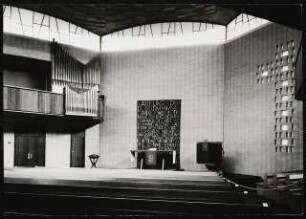 Vaterunser-Kirche Detmolderstraße/Blissestraße, Berlin-Wilmersdorf: Innenraum, Blick auf die Orgel und den Altar