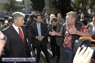 Der Regierende Bürgermeister von Berlin, Klaus Wowereit (rechts), besucht den Bezirk Spandau