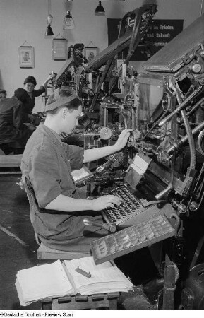Lehrling an einer Druckmaschine