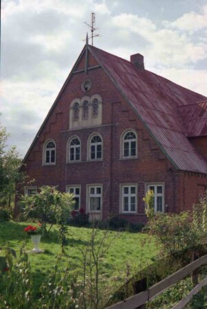 Rohlfshagen: An der Sylsbek 2: Bauernhaus: Giebelseite Wohntrakt mit Bogenfenstern
