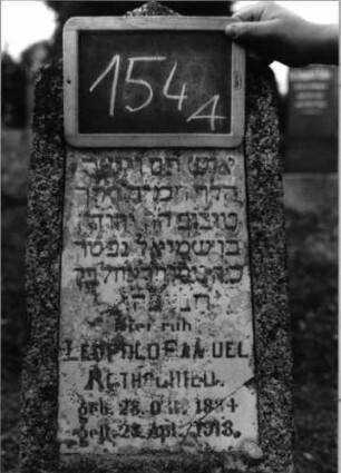 Grabstein 154 (Index: 100090452) Material: Granit, weiß. Marmorplatte, Bleibuchstaben Zustand: leicht verwitt. , Buchstaben teilw. beschäd Maße HxBxT: 135x36x19 cm Beschreibung: Obelisk, Sockel, Schriftplatte Besonderheit: Zitat Hiob 1, 8 und 2, 3: Grabstein 154A