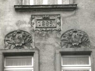 Dresden-Kaditz, Grimmstraße 97. Wohnhaus (1899), Fassade mit Schmuckreliefs