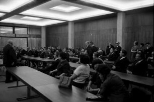 Baden-Baden: Kongresshalle, Diskussion im oberen Kongresssaal