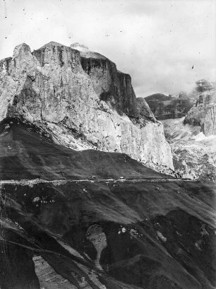 In den Dolomiten : Blick auf ein Gebirge in den Dolomiten