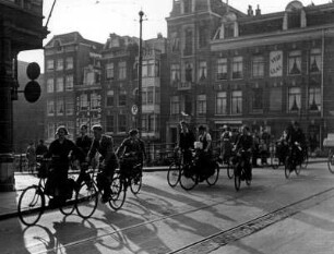 Amsterdam. Schon 1936 war das Fahrrad (Fiets) das Fortbewegungsmittel Nummer ein 1 in der Stadt der Grachten