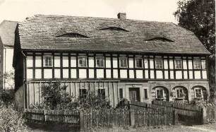 Ein Umgebindehaus in Cunewalde : Chěža ze stołom w Kumwałdźe