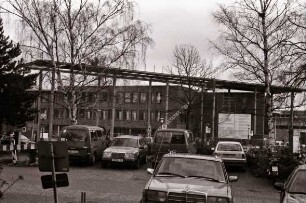 Mommsenstraße 14 (Gebäude F) vor der Fertigstellung, im Vordergrund Parkplatz vor dem Hochhaus