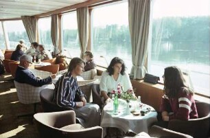 Bingen: Damen am Frühstückstisch, im Salon